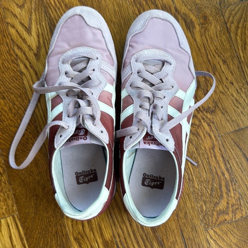 In great condition women’s OnitsukaTiger shoes sz 8M